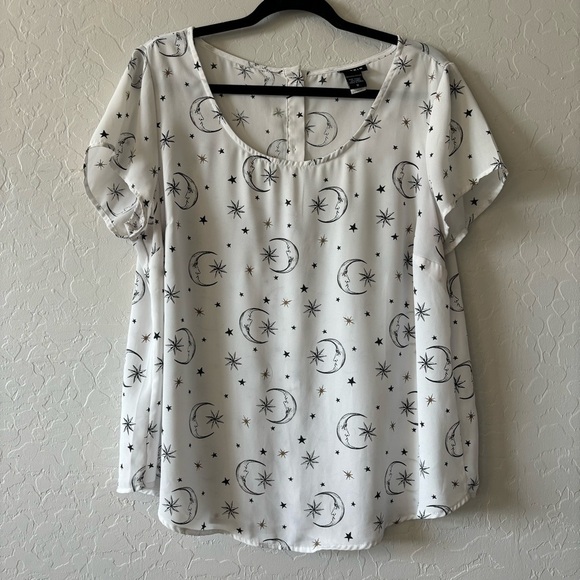 Torrid Moon and Stars Celestial Georgette Short Sleeve Back Button Blouse Size 0 - Picture 3 of 10